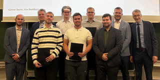 The photo shows the four award winners and five organizers from TU Dortmund University and PwC.vier Preisträger und fünf Veranstalter der TU Dortmund und der Firma PwC